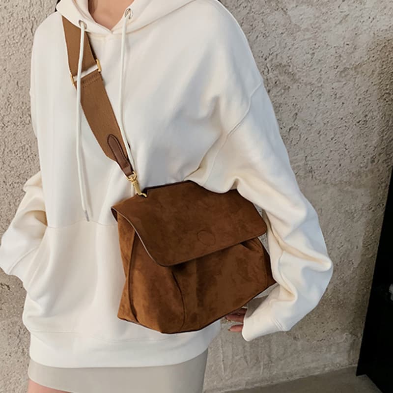 Retro Brown Velvet Versatile Bag Women's Large Capacity Crossbody Bag Shoulder Bag Women's Bag Large Bag Commuting Tote Bag Trendy