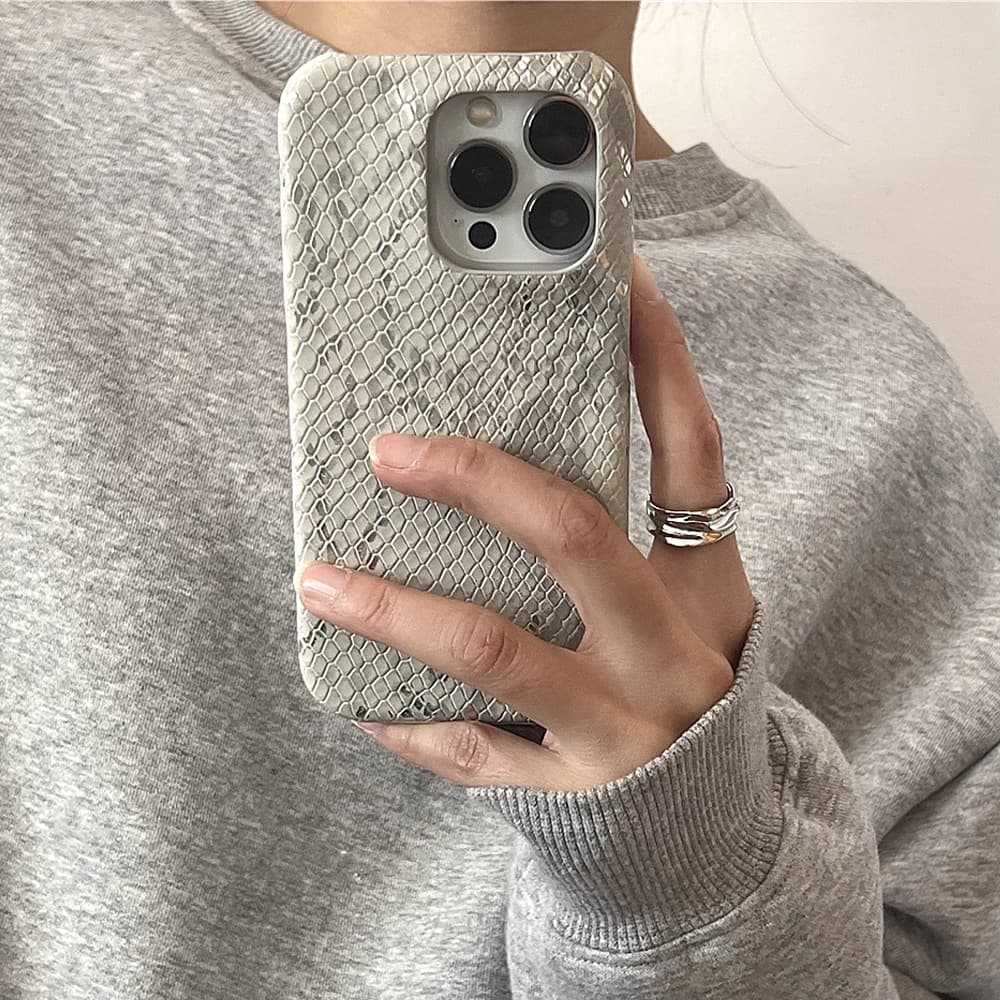 Light matte gray hot silver snake pattern mobile phone case suitable for Apple 17promax half-pack hard shell iPhone16/15/14
