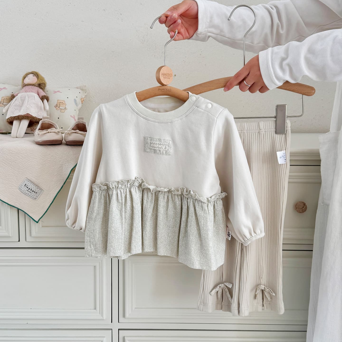 Baby girl suit 2026 autumn Korean version Class A sweet sweatshirt lace pants separate outing two-piece set wholesale