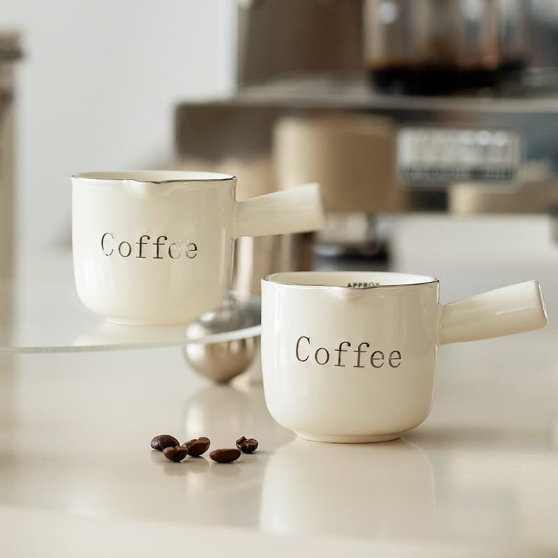 Creative ceramic mini milk jug with handle and graduated scale - perfect for mini coffee shops, including espresso milk jugs, cups, and measuring cups.