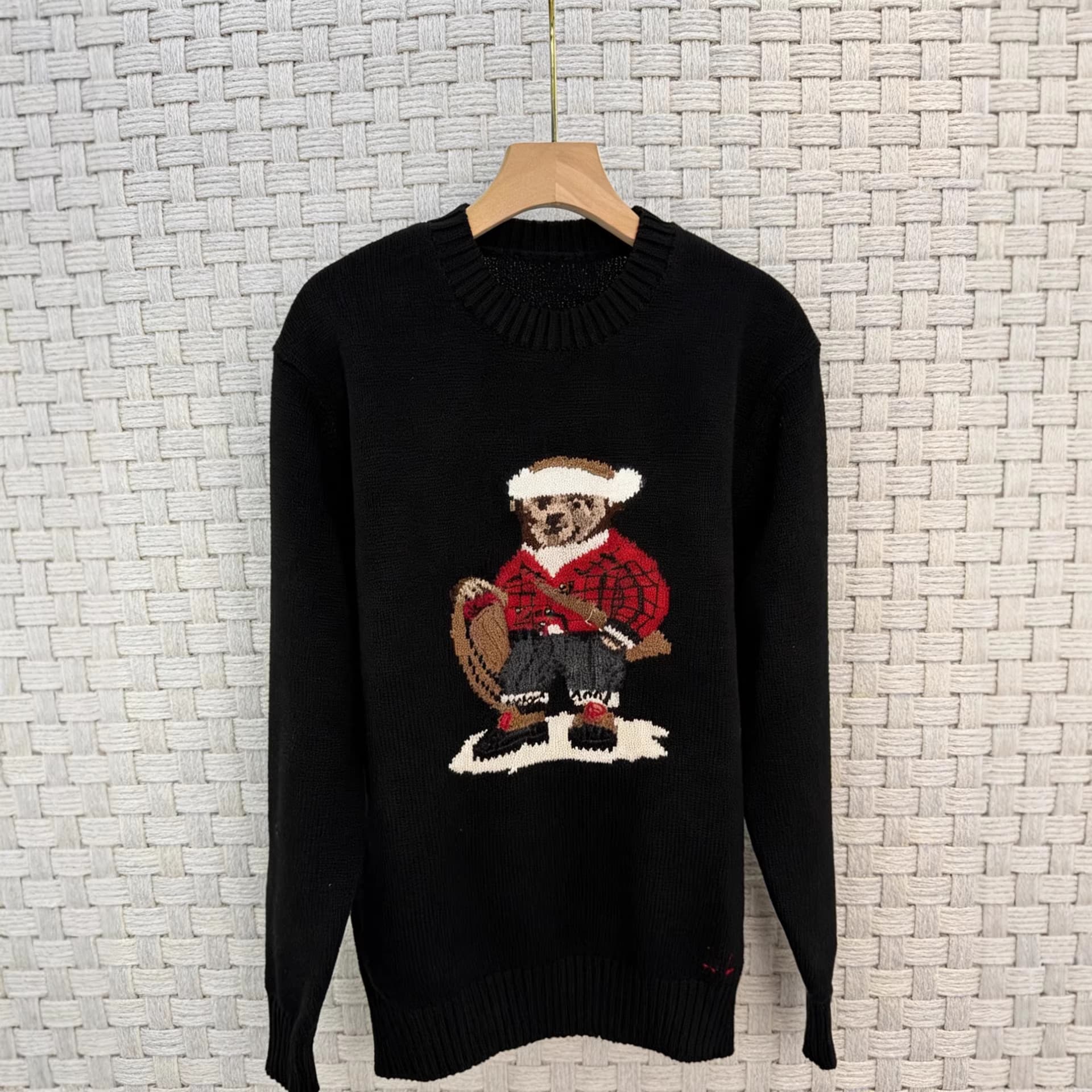 Men's cotton sweater, impressed by this bear sweater!!! Classic black paired with a skiing bear