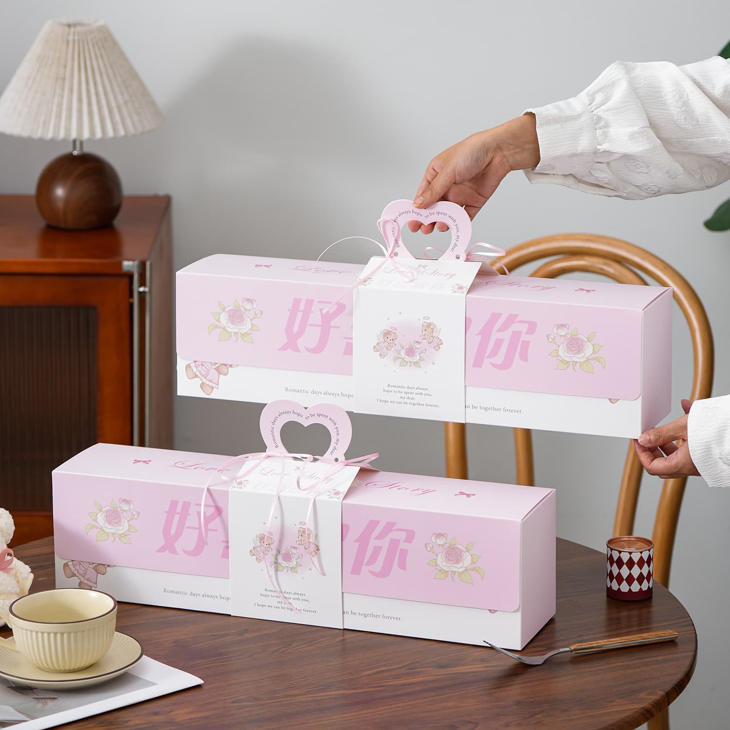 Valentine's Day 6-Cup New Large Rectangular Cupcake Box with Handle, Muffin Cup Packaging Box, Cute Cartoon Design