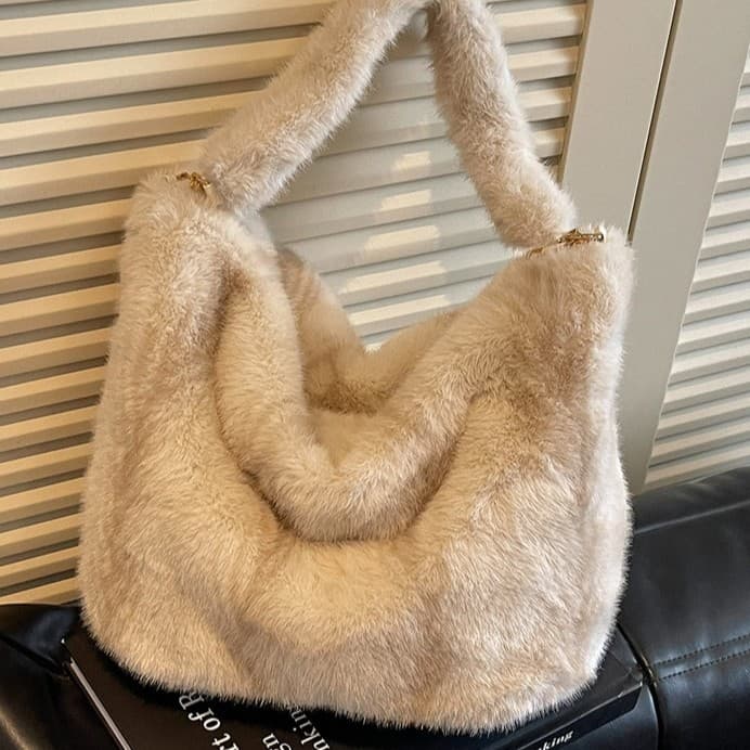 Fuzzy Shoulder Bag Fox Fur Fluffy Crossbody Bag Light Luxury Thickened Faux Fur Handbag Plush Underarm Tote Bag