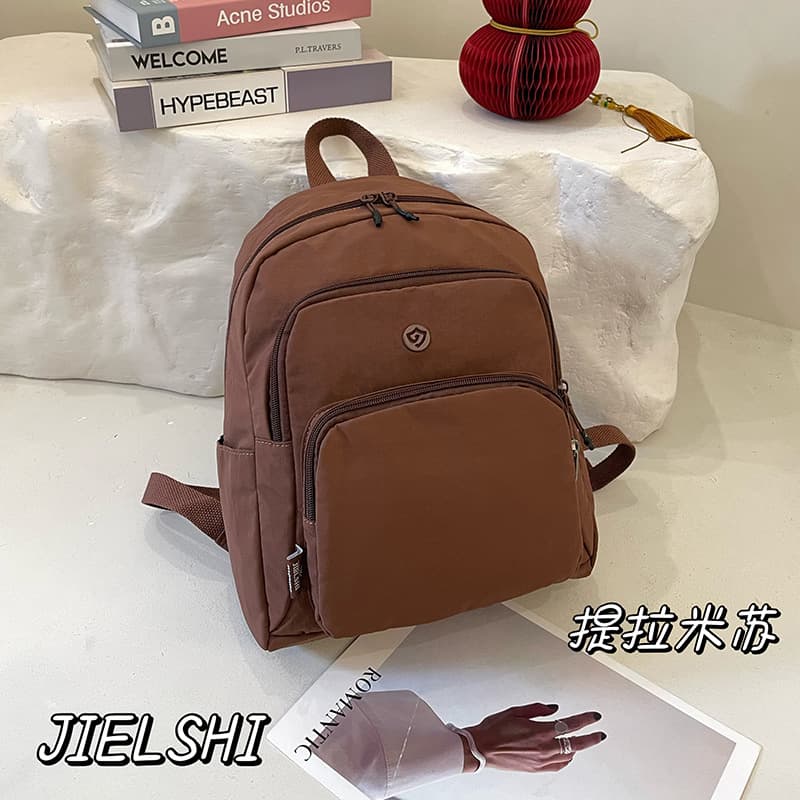 Lightweight and Stylish Large-Capacity Backpack 2025 New Simple Versatile Nylon Casual Bag Women's Travel Backpack