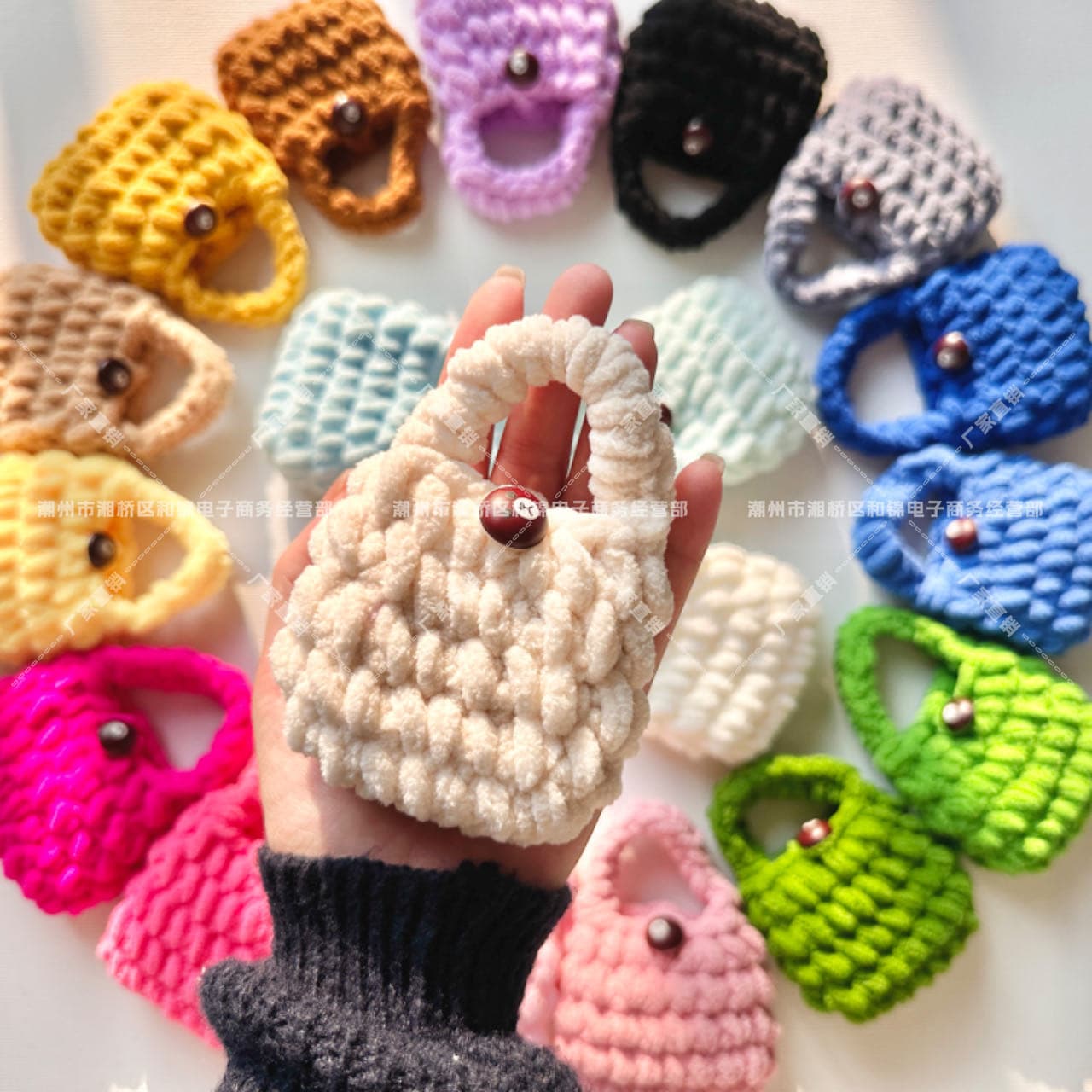 Crocheted cotton solid color earphone wool bag finished crochet hand-knitted earphone bag Bluetooth earphone protective cover bag