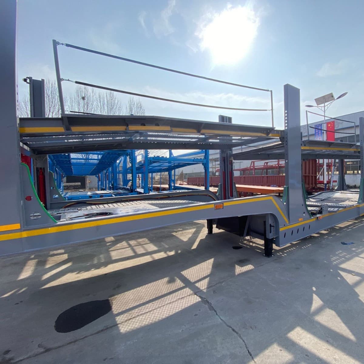 Export car carrier semi-trailer, double-decker hydraulic lifting car transport vehicle, three-axle transport vehicle