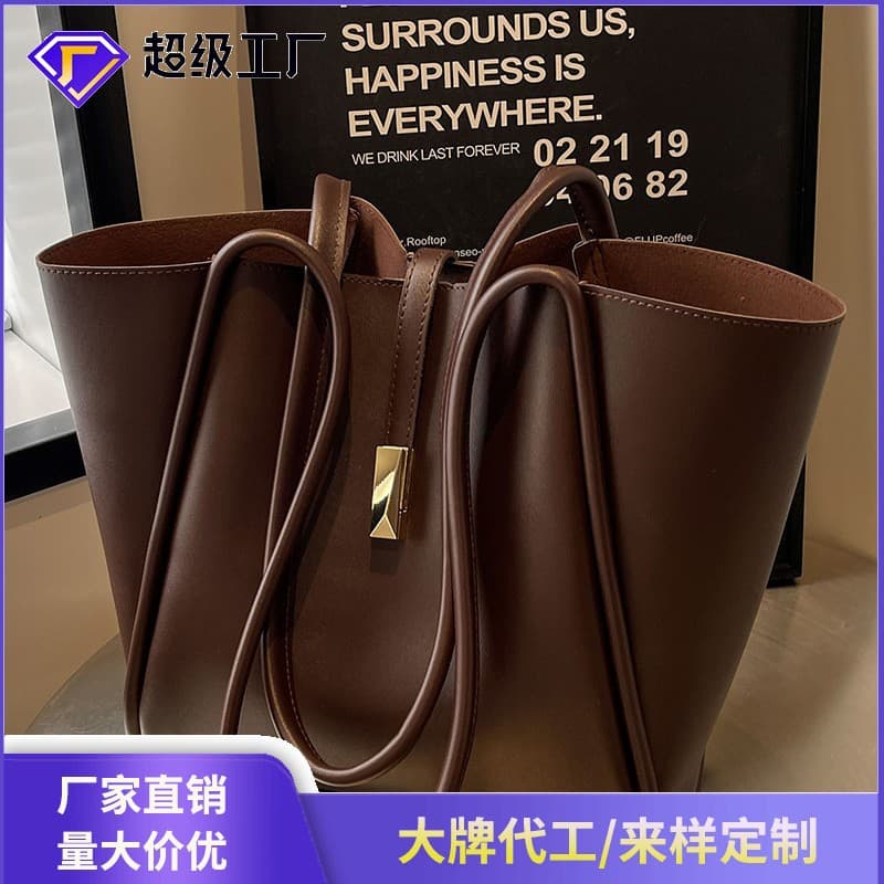 Large Capacity Retro Tote Bag for Women 2026 New Trendy Fashion Versatile Shoulder Bag Textured Stylish Commuter Bag