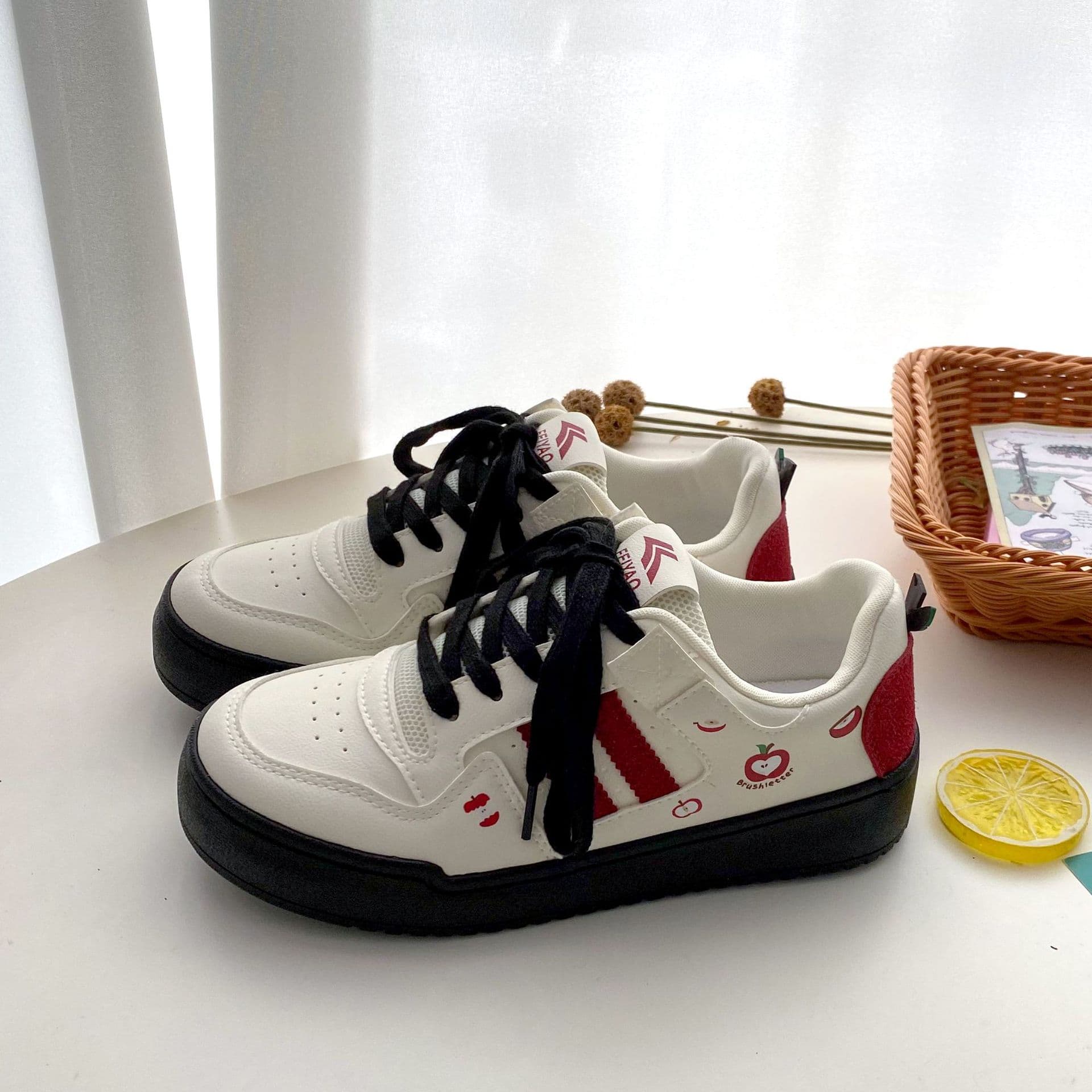 Hong Kong style casual white sneakers, 2025 spring women's shoes, fashionable retro sports sneakers, women's shoes L-2530