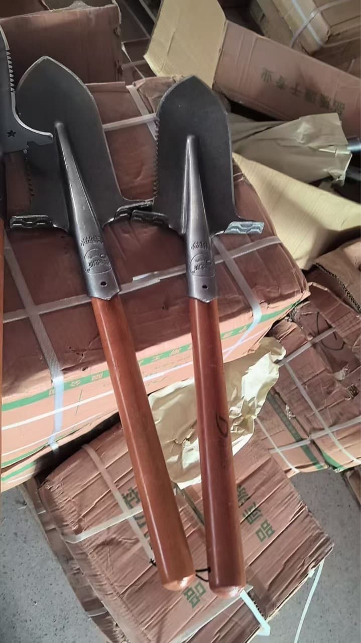 Military-grade manganese steel shovel for outdoor ditching, agricultural use, yam cultivation, horticulture, all-steel pointed shovel, thickened, for digging trees and quenching.