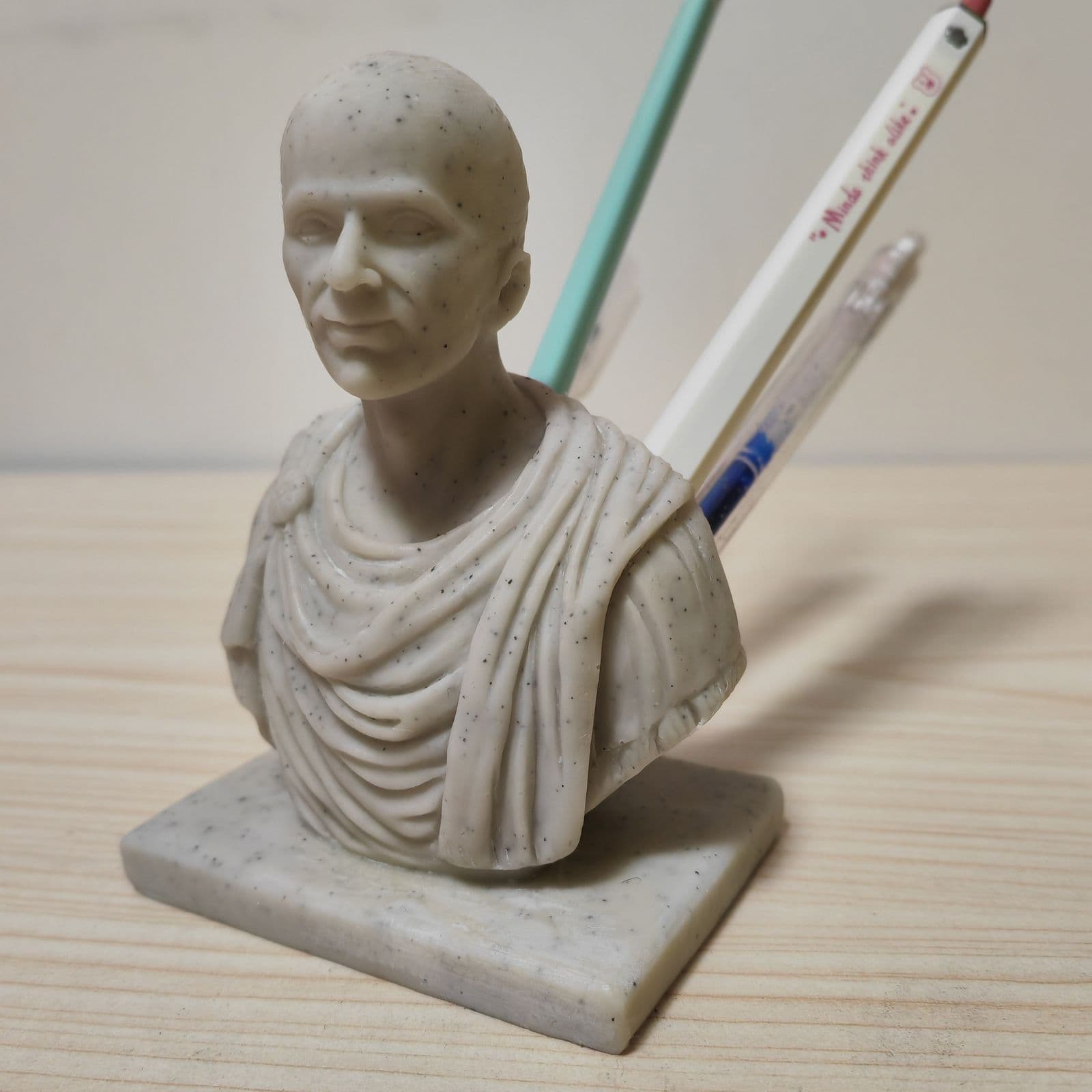 Cross-border new product creative Caesar desk pen holder pen holder storage ornaments desk pen holder resin craft