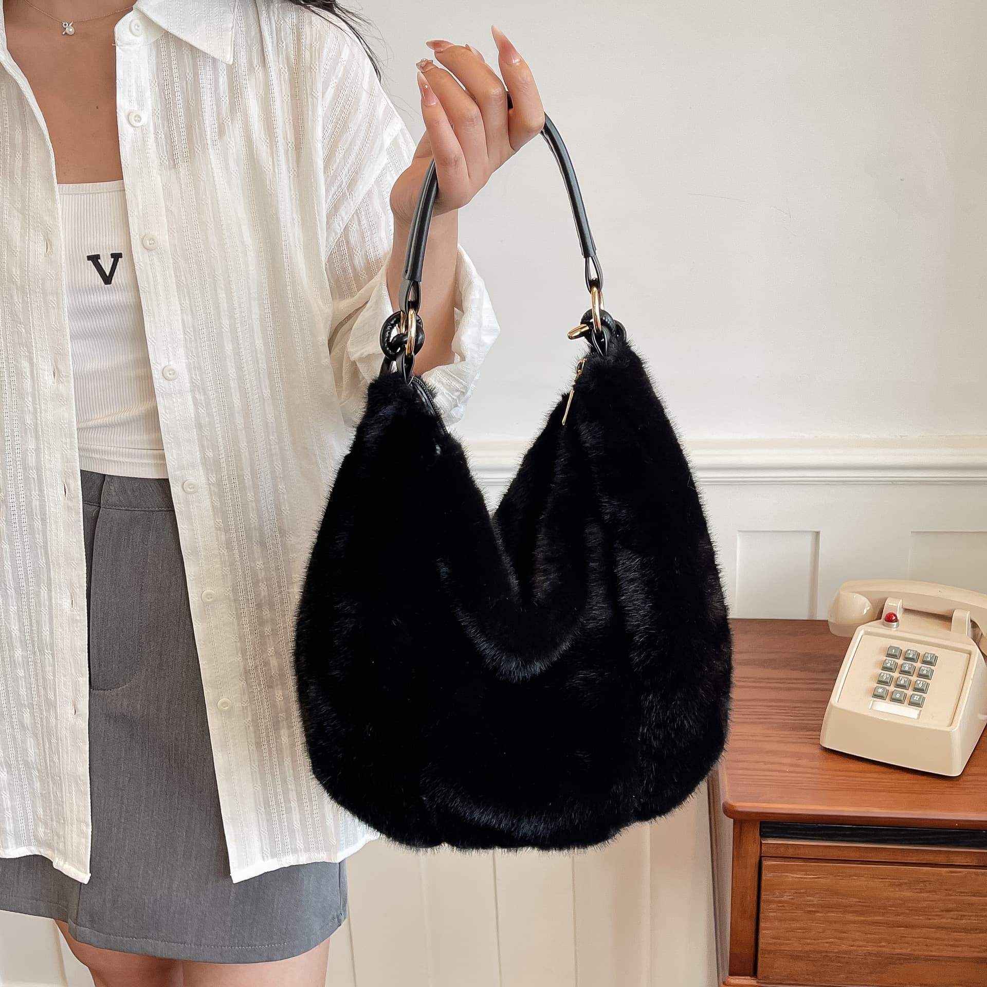 2026 New Autumn/Winter Plush Tote Bag for Women, Large Capacity Faux Mink Shoulder Crossbody Bag, Versatile Commuter Handbag
