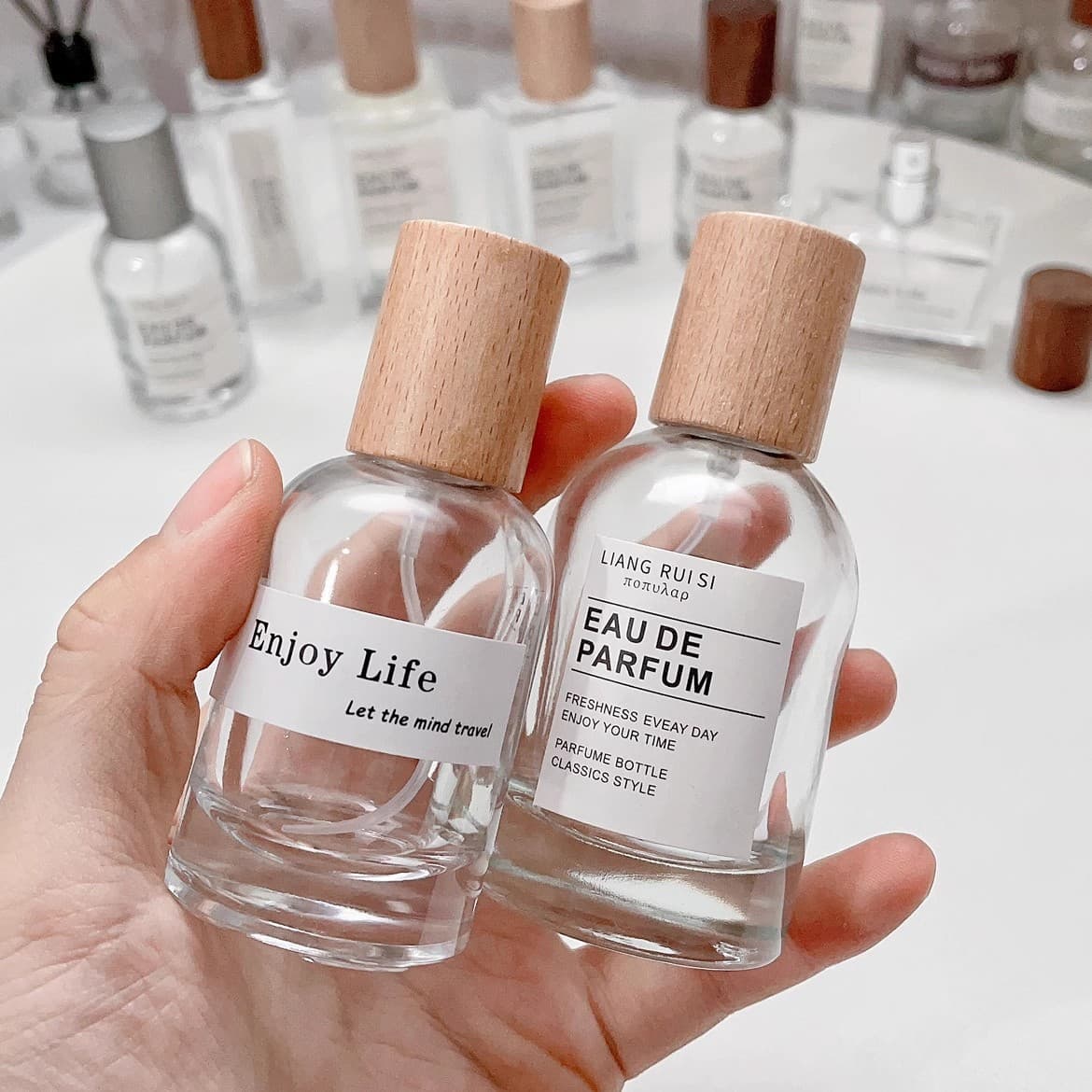 Factory direct sales light luxury style 50ml wooden lid perfume glass bottle spray bottle press empty bottle 30ml sub-bottling wholesale