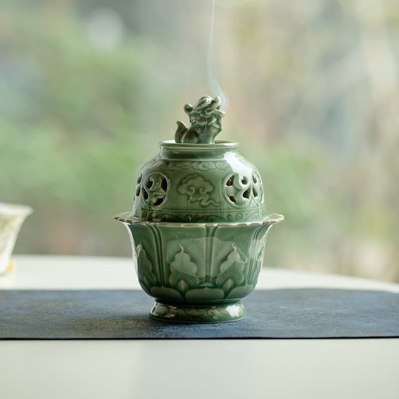 Chinese Retro Yue Kiln Celadon Awakening Lion Tea Ceremony Incense Burner Home Indoor Sandalwood Aroma Burner Tea Room Simple Three-Legged Incense Burner