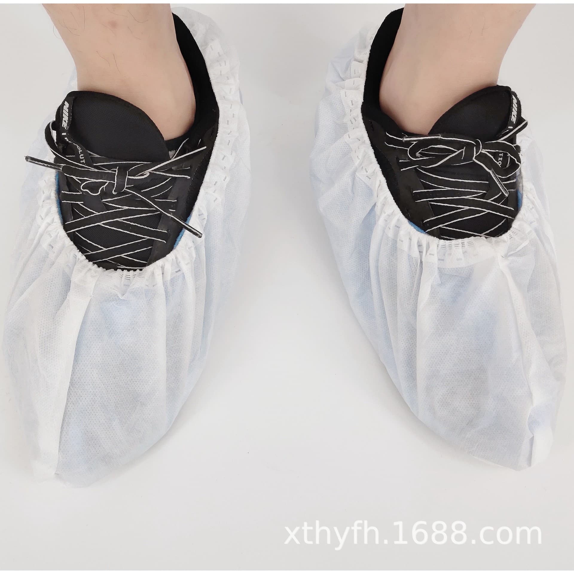 Factory wholesale disposable breathable film-coated shoe covers, thickened breathable and waterproof film-coated shoe covers.