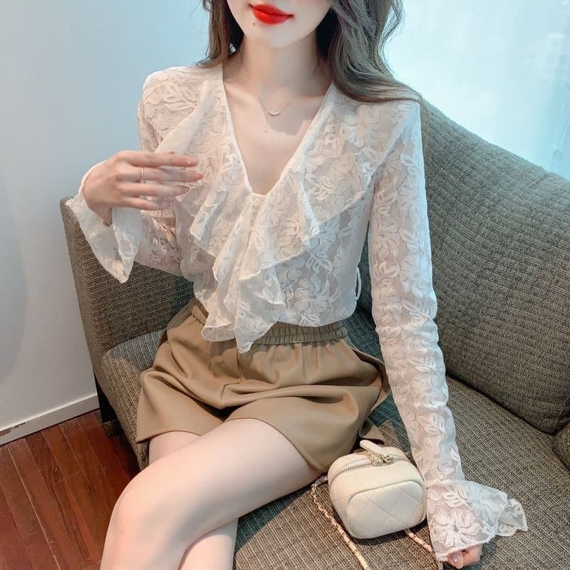 French retro v-neck lace bottoming shirt for women in early autumn, gentle ruffled edge, chic slim fit trumpet sleeve top