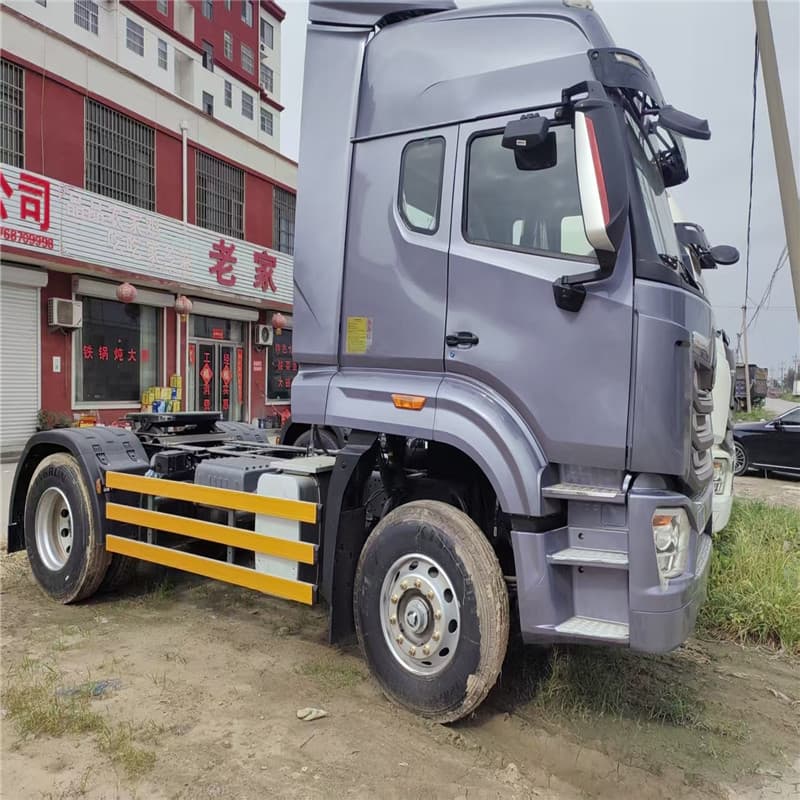 Export Sinotruk HOWO tractor heads, used 10-wheel freight truck heads, 380 HP tractor trailer heads