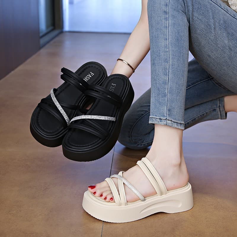 Korean-style thick-soled elevated sandal slippers, fashionable sandals for women to wear with skirts, 2025 summer new arrival, soft sole flip-flops