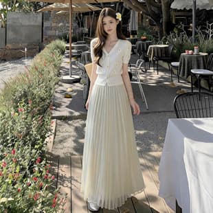 Summer Fresh Two-Piece Set for Women: V-Neck Daisy Knit Cardigan with Pleated Long Skirt, Hip-Covering and Slimming, Afternoon Tea Outfit