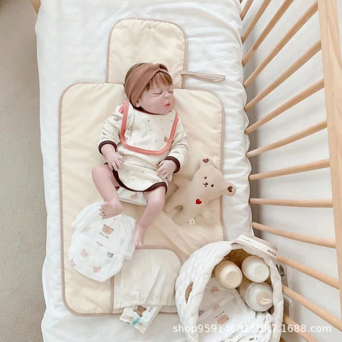 A large number of ready-made baby diaper pads, waterproof portable diaper changing pads, portable out-of-the-box diaper pads