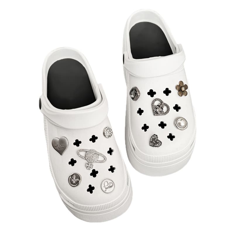 New summer DIY alloy Saturn heart-shaped one-piece perforated shoes with floral buckle for fashionable shoes.