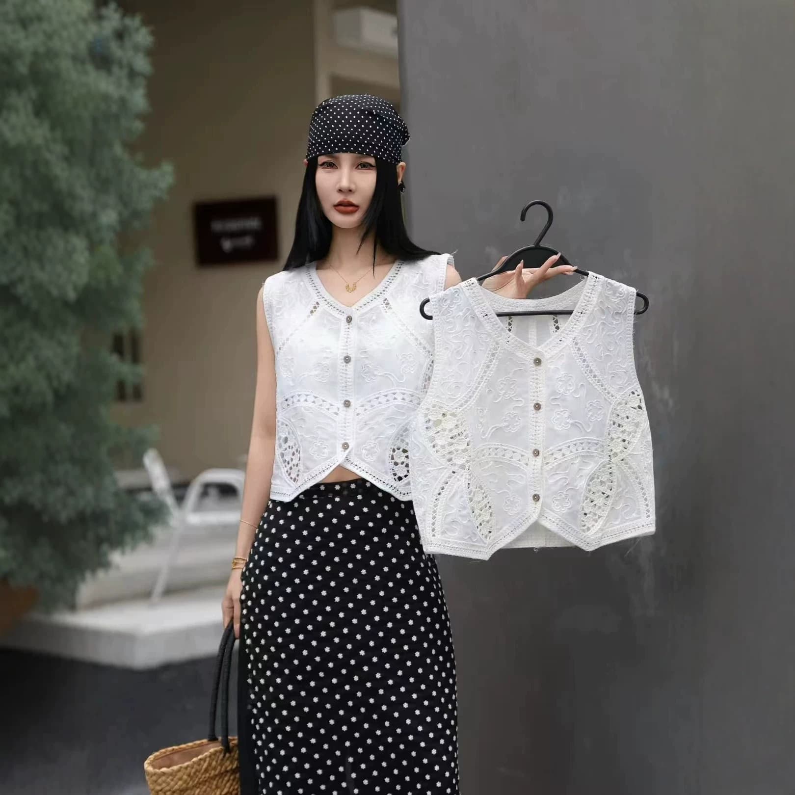 New Summer Fashion V-Neck Hollow Crochet Single-Breasted Versatile Sleeveless Knit Vest for Women