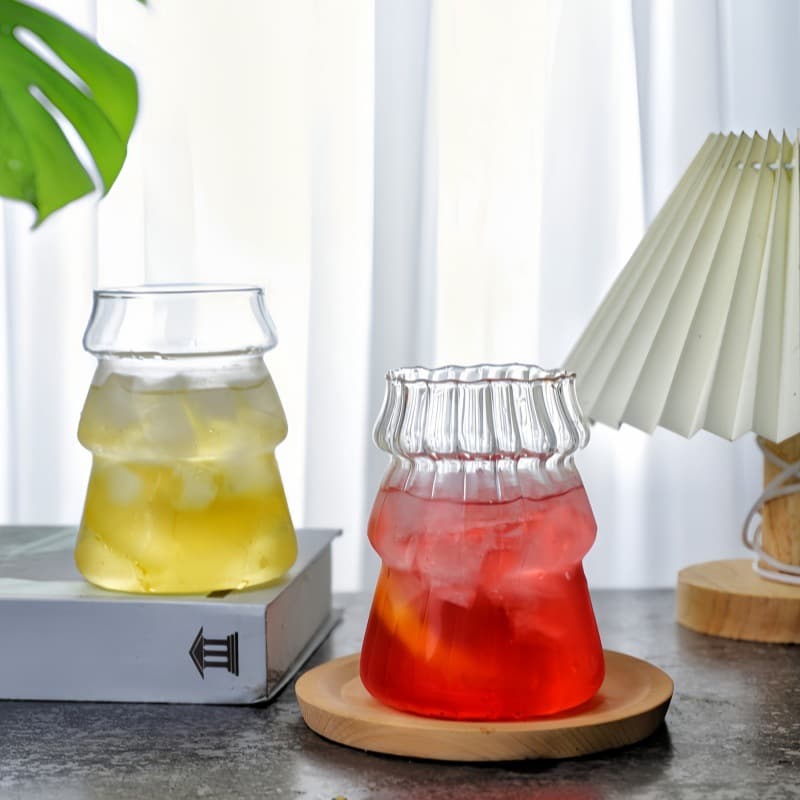 Transparent Vertical Ribbed Christmas Glass Cup with Lid, Borosilicate Heat-Resistant Glass Cup for Milk, Juice, Coffee, Iced Americano, Latte