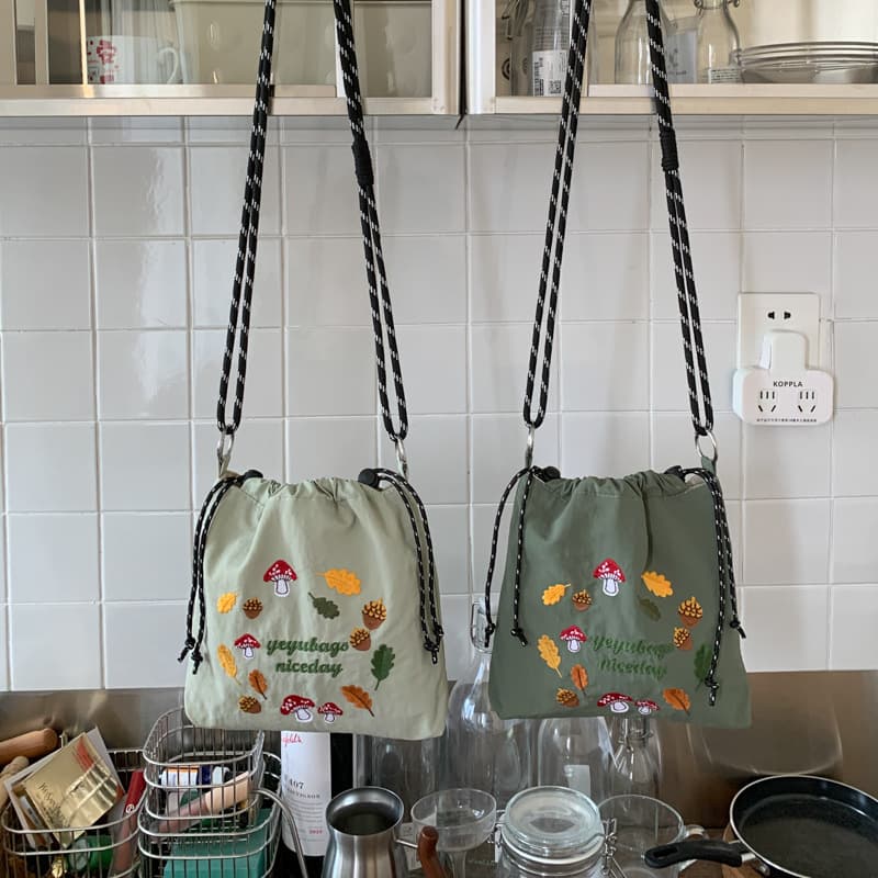 Cute Nylon Crossbody Phone Bag Versatile Dopamine Casual Pouch Travel Storage Bag Cartoon Embroidered Parent-Child Bag