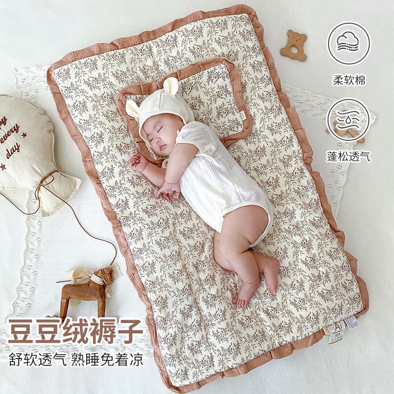 Baby mattress with cartoon print, plush texture, breathable and comfortable for newborns, perfect for autumn and winter.
