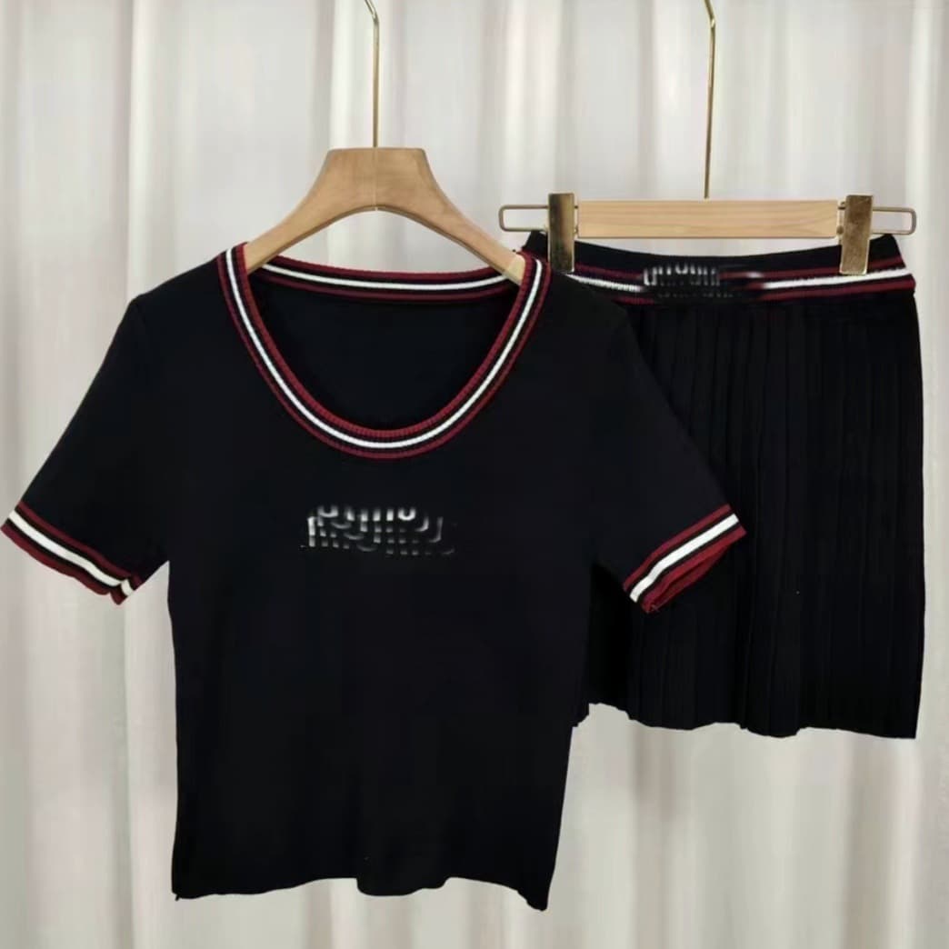 Sweet Temperament Knit Top and Skirt Set for Women, Early Spring New Arrival, Age-Reducing Short-Sleeve T-Shirt, Preppy Pleated Skirt Two-Piece Set