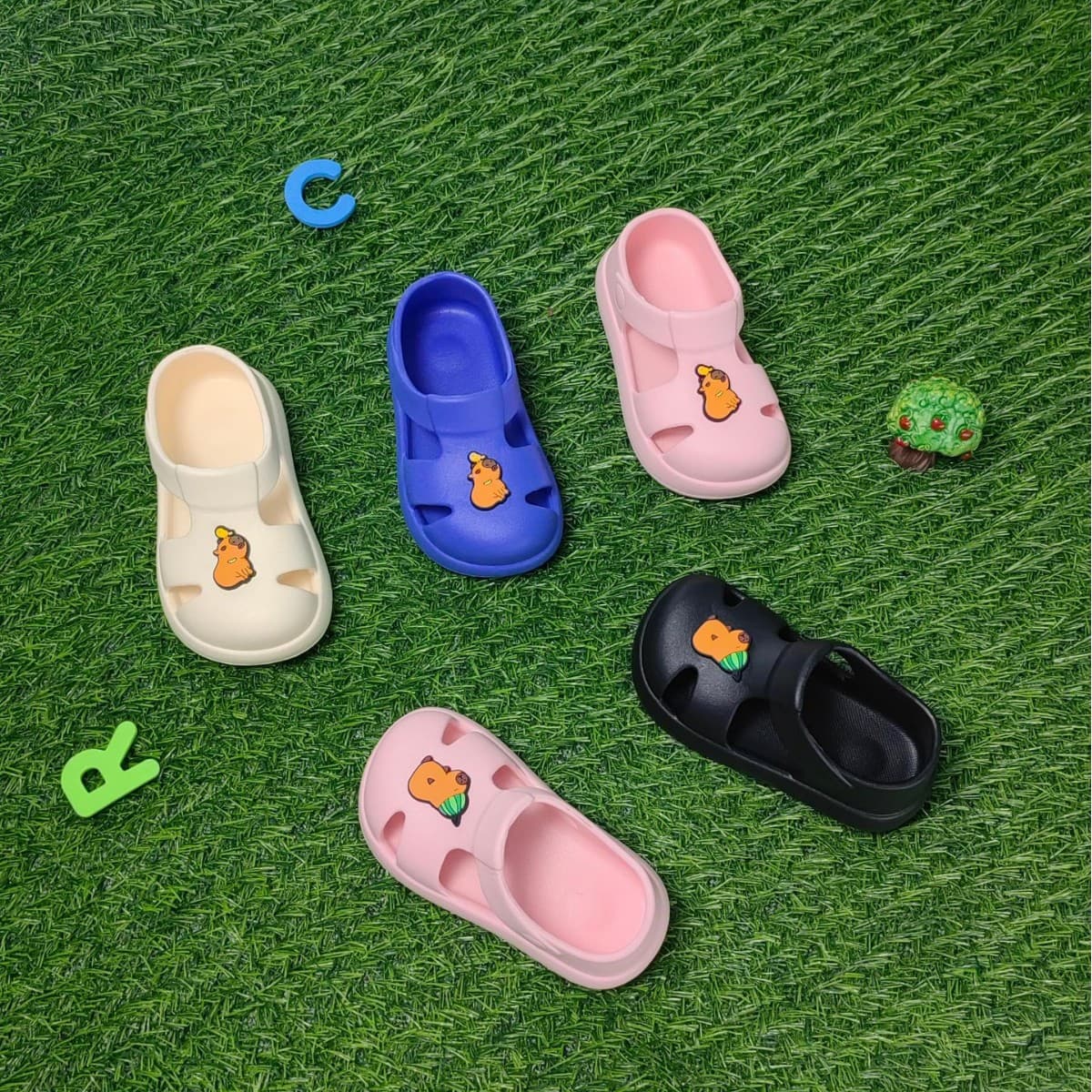New children's sandals for men and women, versatile cartoon fashion home outdoor sandals beach flat style cute