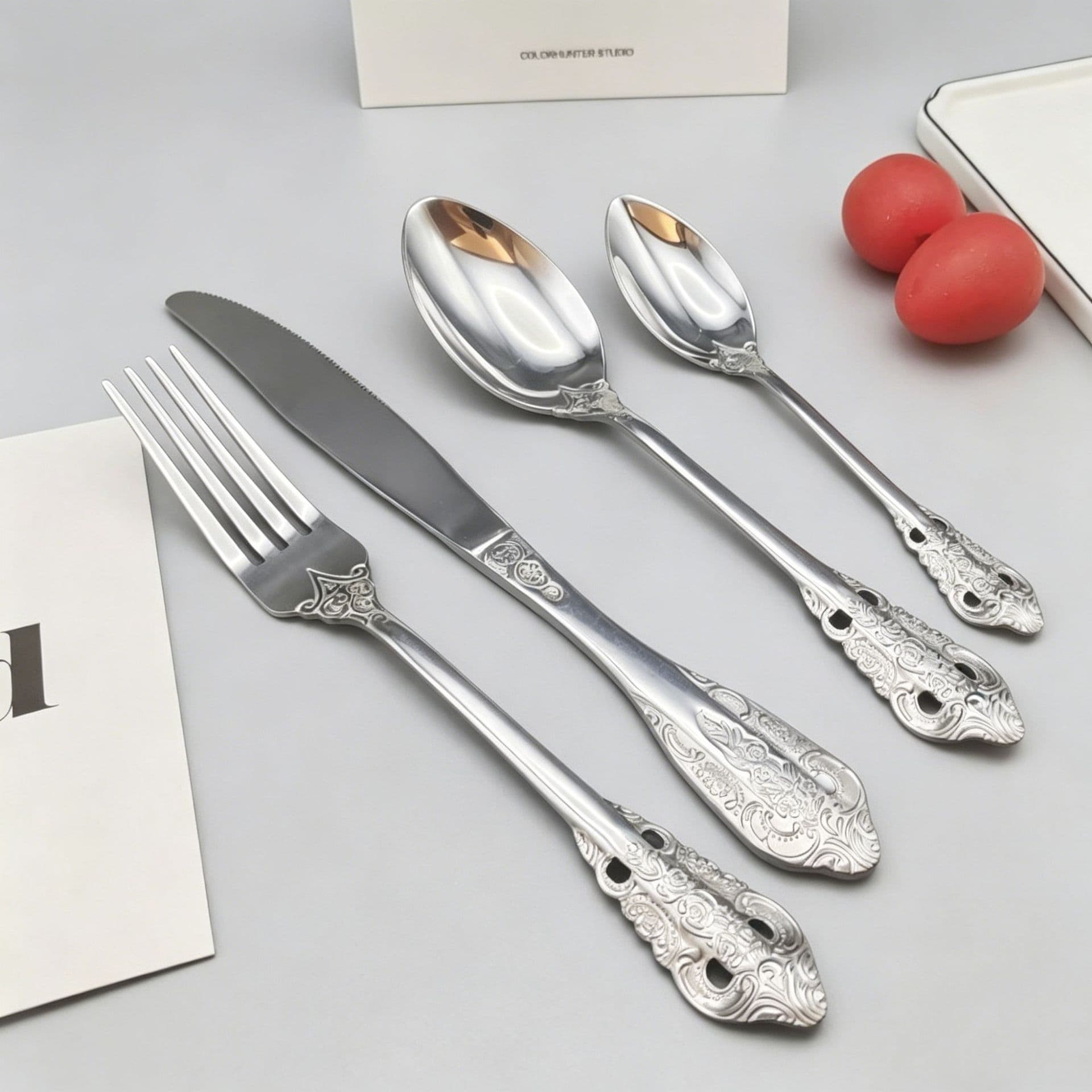 Luxury Palace Style 304 Stainless Steel Gold-Plated Knife Fork Spoon Set Retro Embossed Western Dining Cutlery High-End Home Use