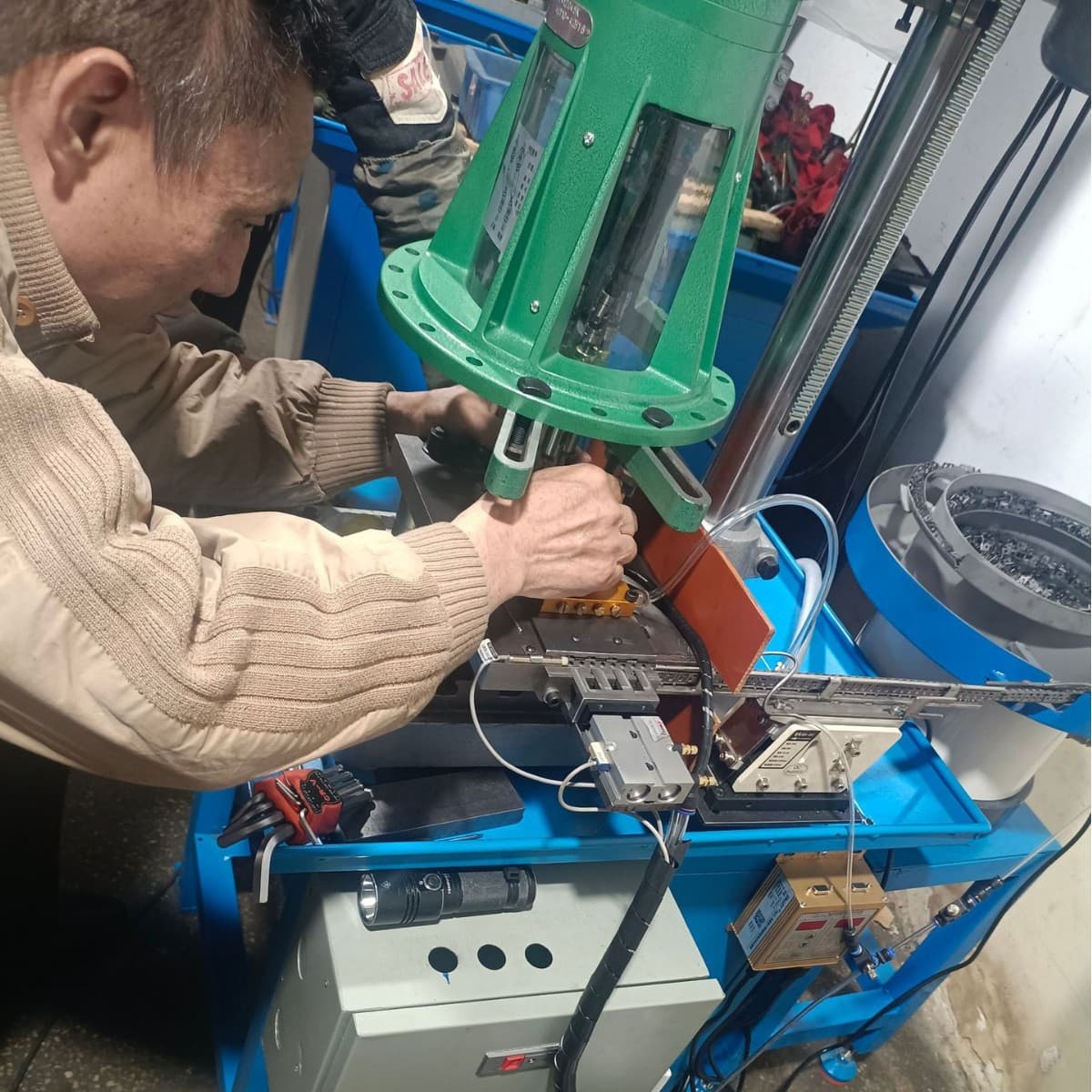 Dongguan manufacturer direct sales fully automatic tapping machine, vibrating plate tapping machine, automatic tapping machine, turntable drilling and tapping dual-purpose