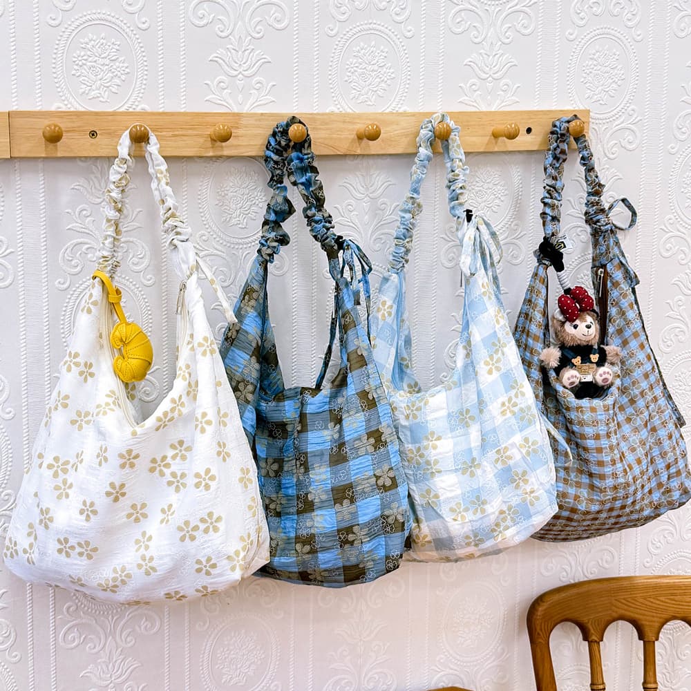 New arrival: floral plaid single-shoulder crossbody bag, simple and gentle girlish style, fashionable casual versatile zipper bag for women
