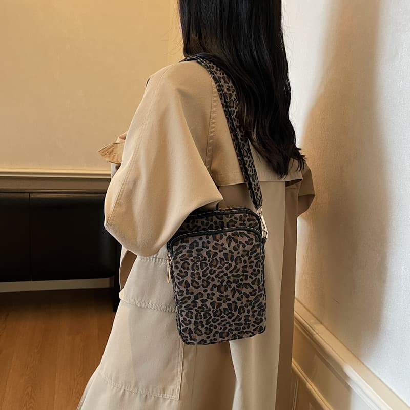 Large-capacity tote women's bag new leopard print fashionable versatile shoulder bag casual travel handbag leopard print cloth bag