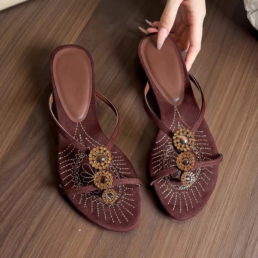 2026 Summer New French Style Rhinestone Embroidered One-Strap Sandals Women Low Heel Thin Strap Open Toe Kitten Heel Slippers
