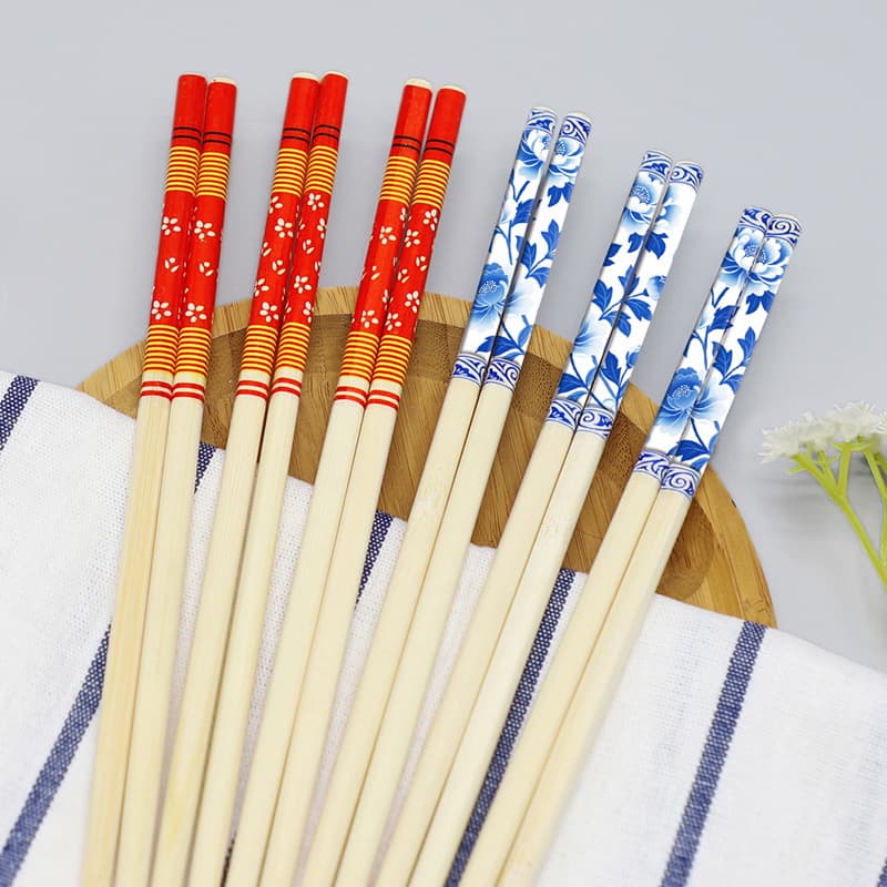 Manufacturer's disposable red and blue porcelain-patterned wedding chopsticks, OPP individually printed bamboo chopsticks for marriage celebrations.