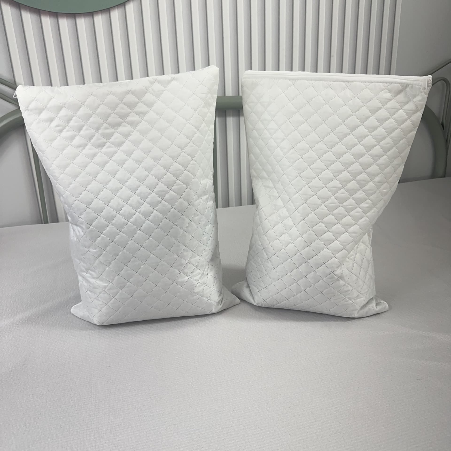 Three-layer quilted pillowcase, double-layer inner liner, encrypted dustproof strip, zippered hotel inner core cover, quilted buckwheat pillow core.