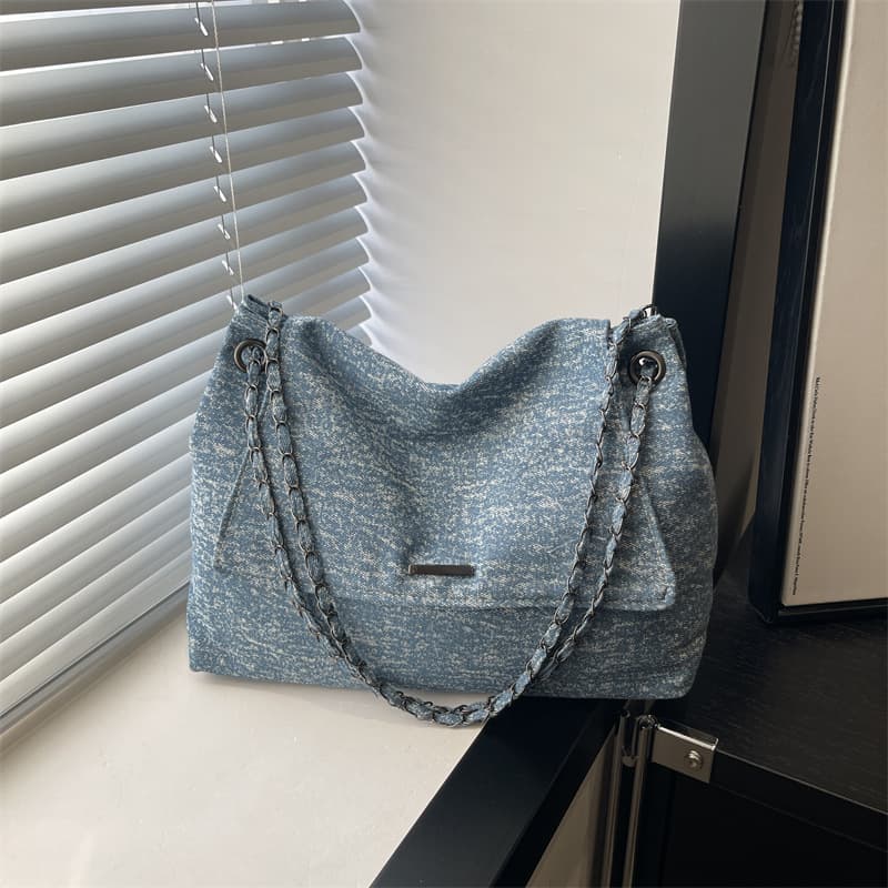 Korean style chain large capacity tote bag women's versatile casual shoulder bag 2026 commuter large capacity single shoulder armpit bag