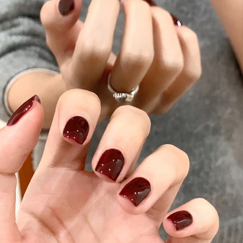 Autumn/Winter classic retro red nail art, flattering and sophisticated, trendy and wearable nail art pieces available for wholesale.