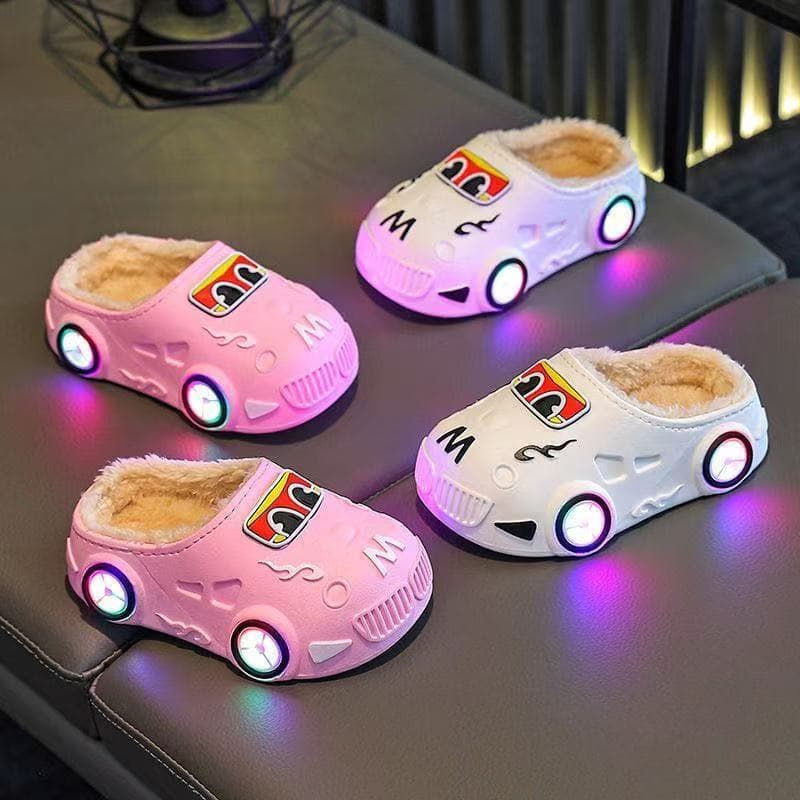 Wholesale children's cotton slippers for boys, car-shaped light-up soft soles, small, medium and large children, bathroom slippers, and baby beach sandals for autumn and winter.