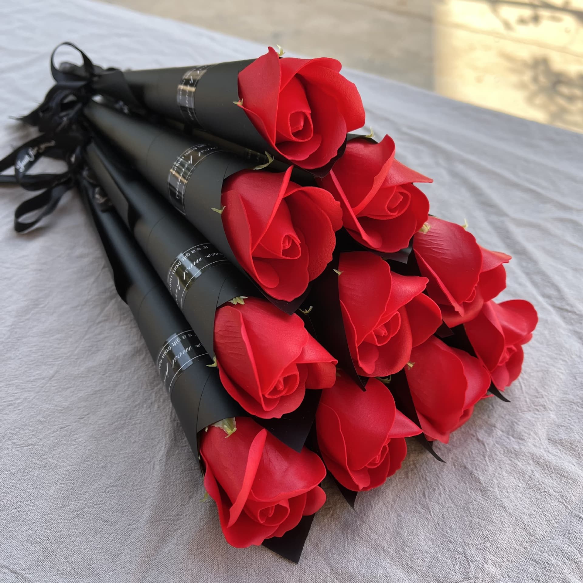 Valentine's Day gifts, teacher soap flowers, single stem wholesale roses and carnations, gift promotions, creative gifts, on-the-spot promotions.