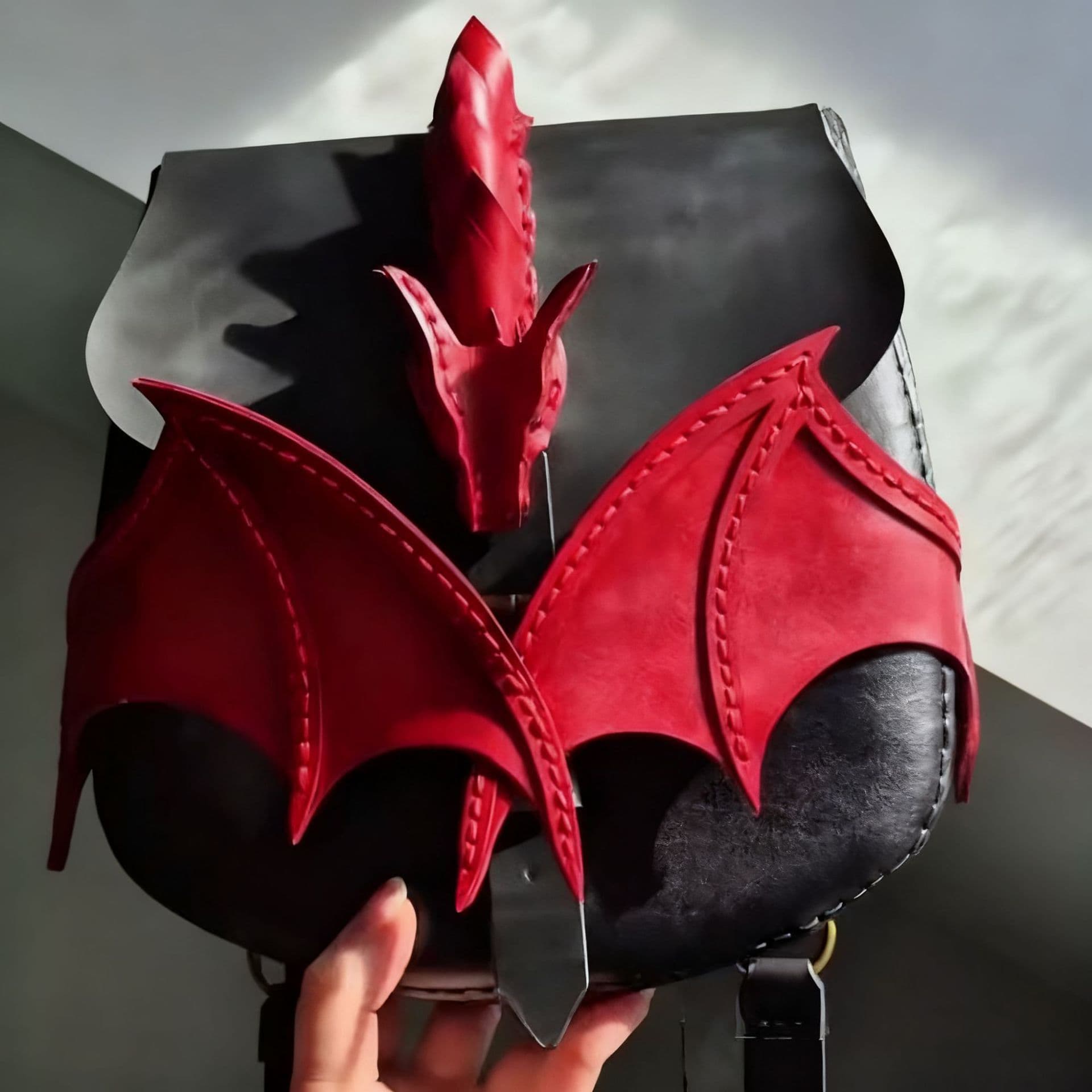 Cross-border best-selling dragon-shaped cross-body bag personalized design devil dragon wing decoration fantasy style Halloween mobile phone bag