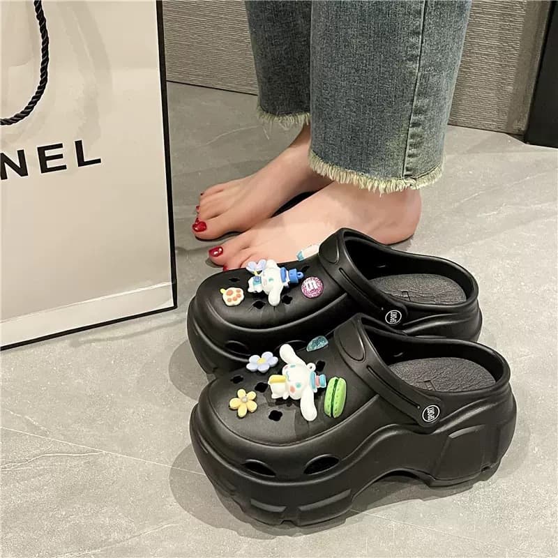 Super hot new hole shoes for women for summer, cute cartoon non-slip, anti-odor, soft thick-soled sandals, hole slippers