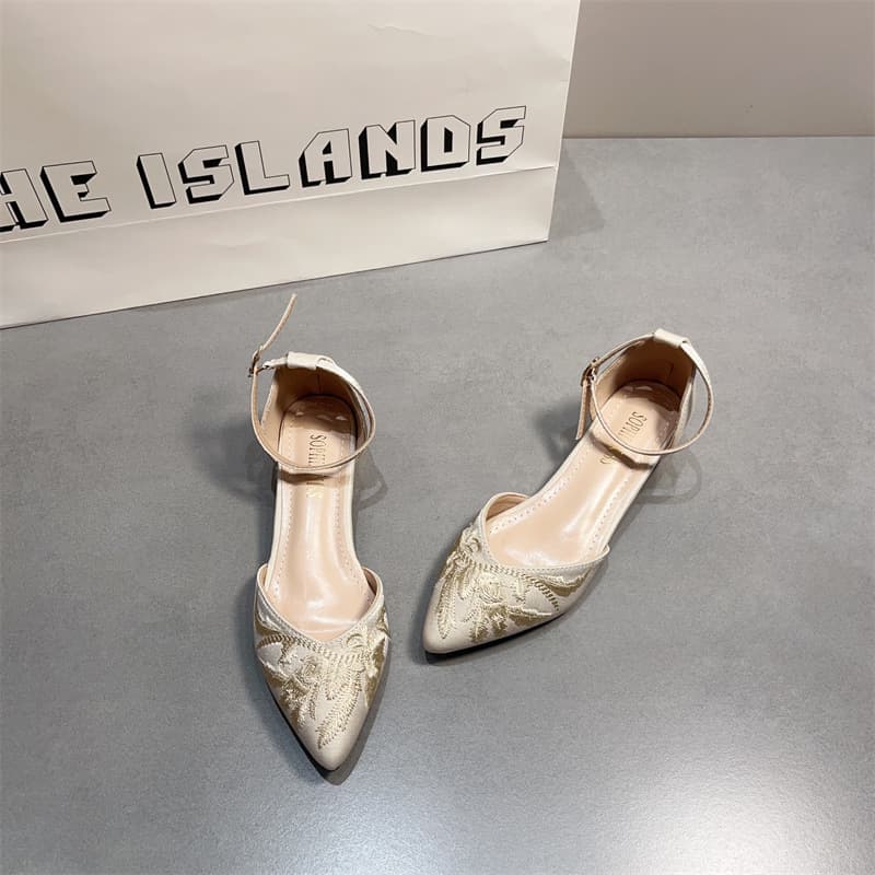 New Chinese Style One-Buckle Pointed Low-Heel Sandals for Women, Chunky Heels, Chinese Embroidered Hollow-Out Cheongsam Shoes, Hanfu Shoes