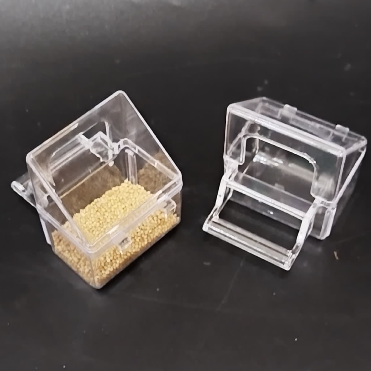 Factory Supply Bird Cage Pet Food Bowl Splash-Proof Food Cup Water Cup for Parrot Myna Bird Supplies