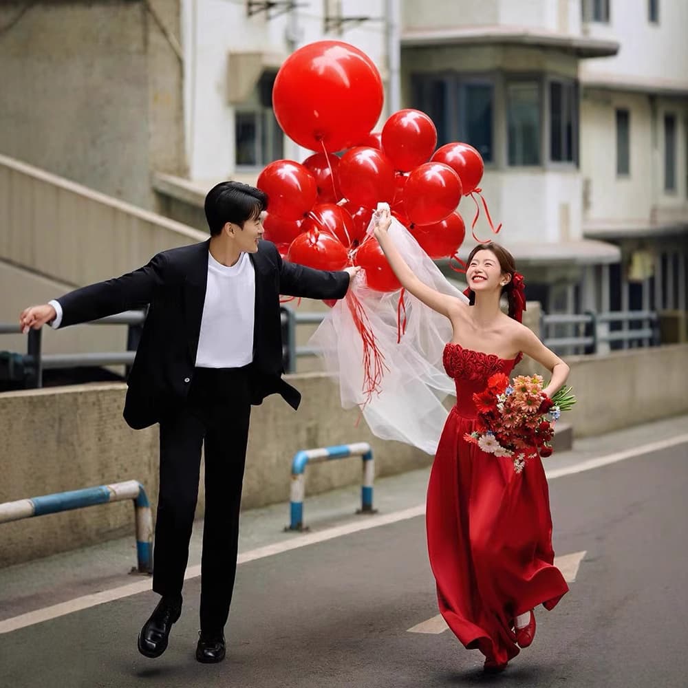 New retro red wedding dress with a vintage theme, perfect for Chinese couple wedding photos, studio travel photography.