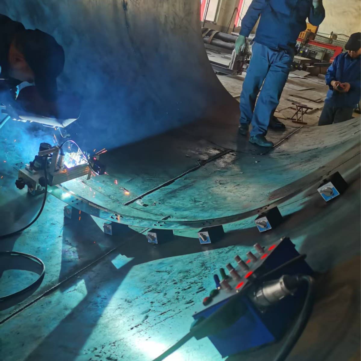 Welding trolley for automatic pipeline girth welding, all-position welding, tank and ship-type automatic welding