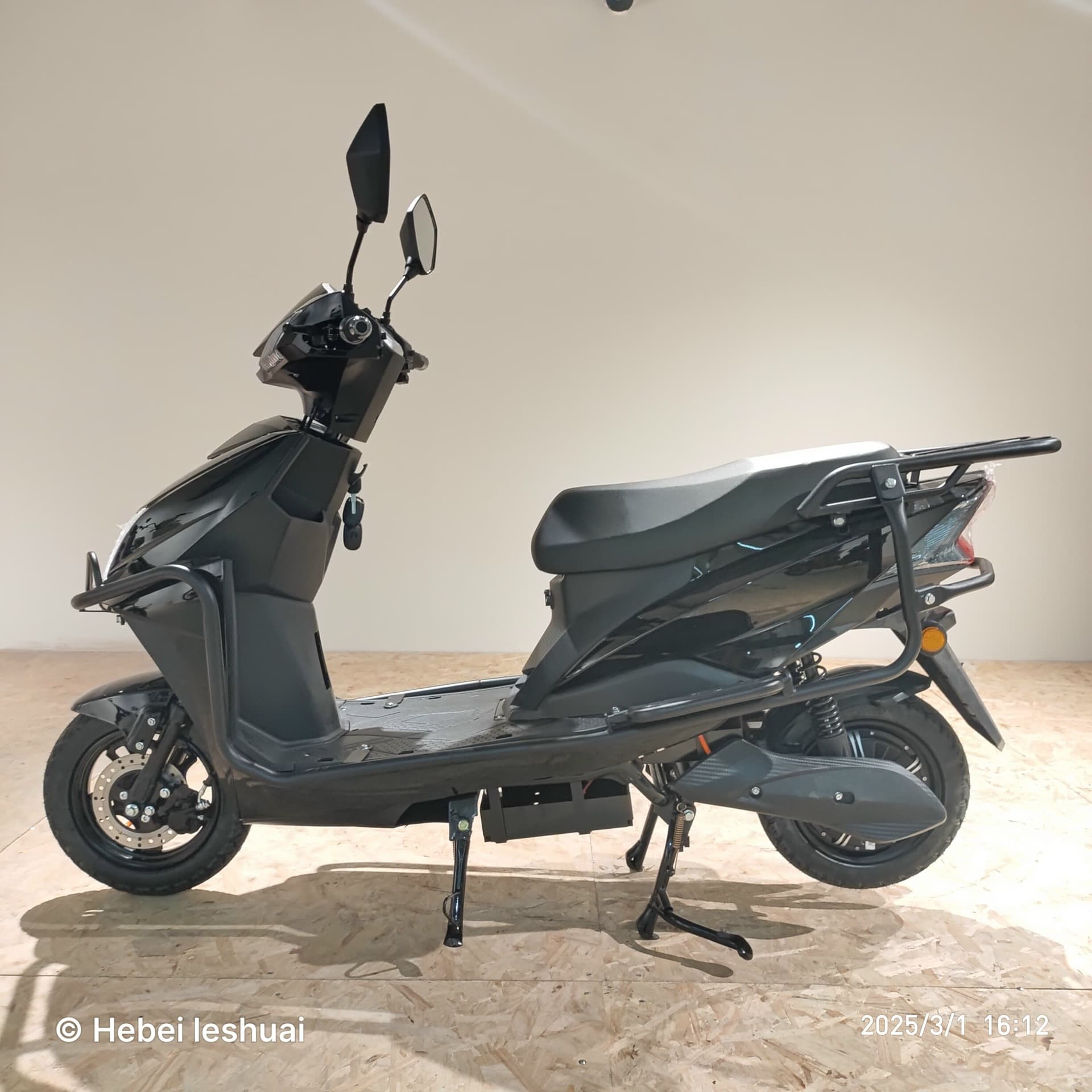 Two-Person Riding Road Vehicle Electric Motorcycle for Home Transportation Black Electric Motorcycle Multi-Delivery Factory Direct Sales