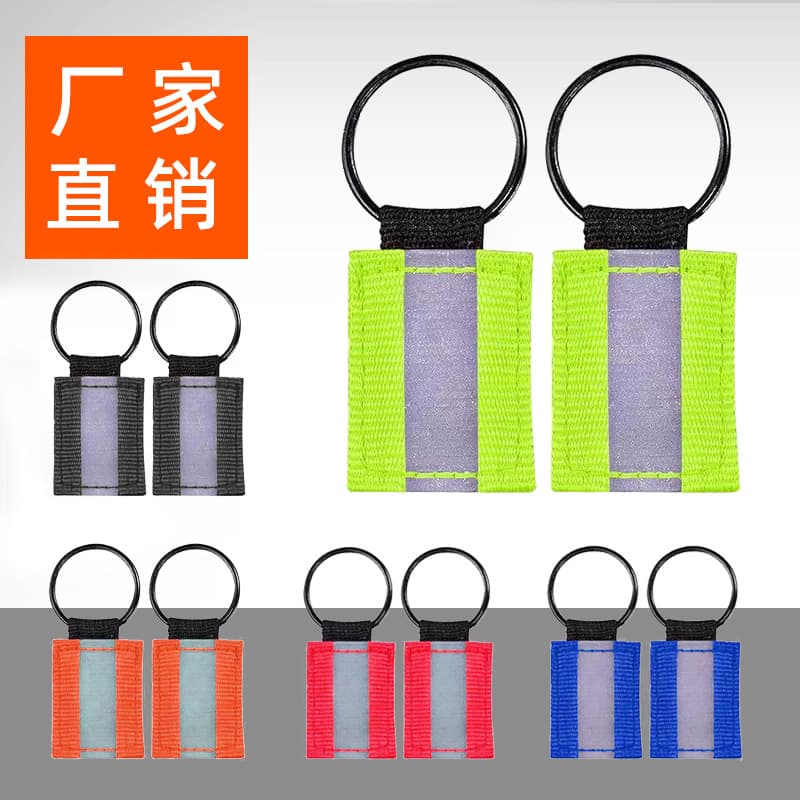 Factory direct sales of popular cross-border products: reflective safety buckles, reflective keychains, reflective pendants, reflective buckles.