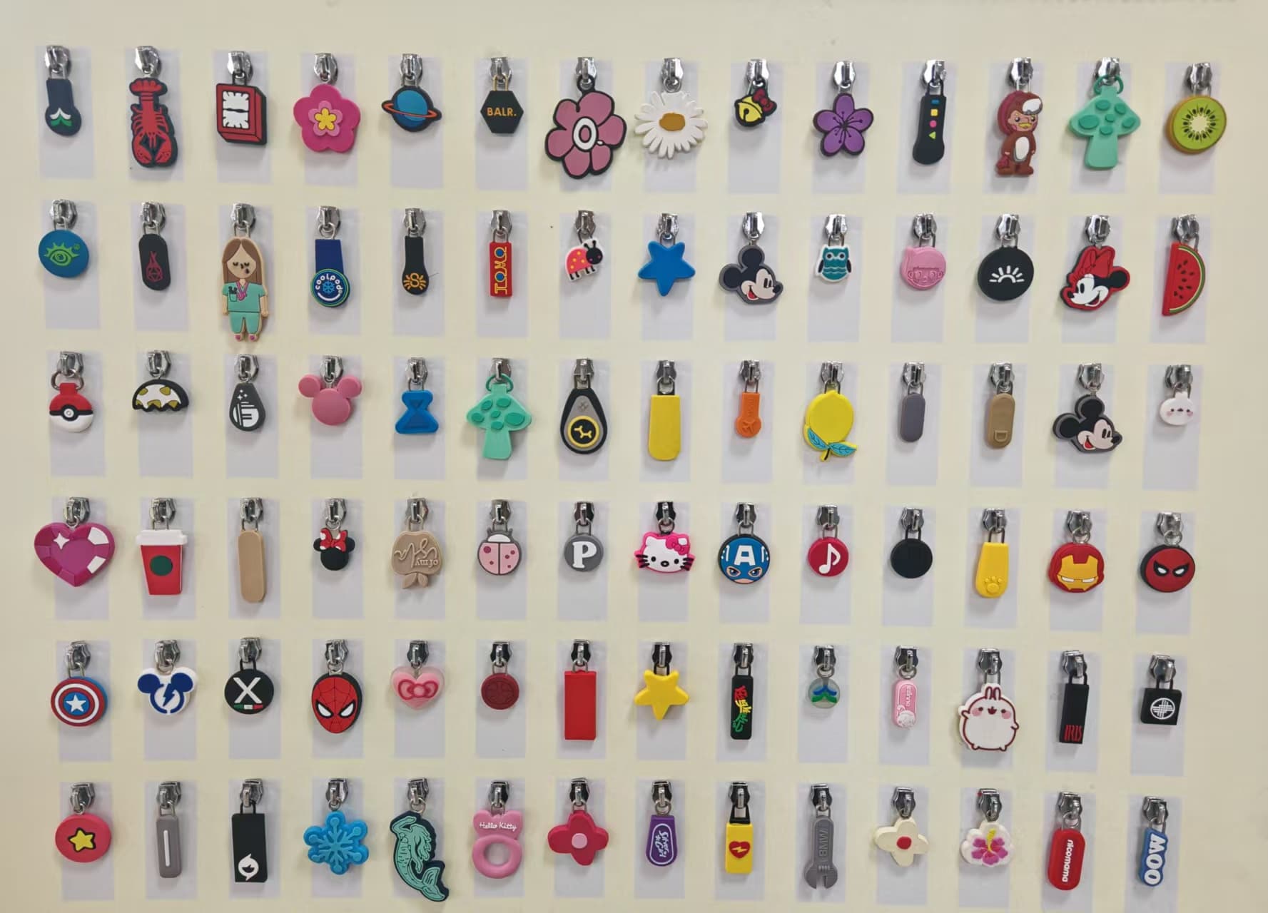Customizable PVC soft rubber zipper pulls, epoxy resin zipper pulls, double-sided zipper pulls for bags and luggage.